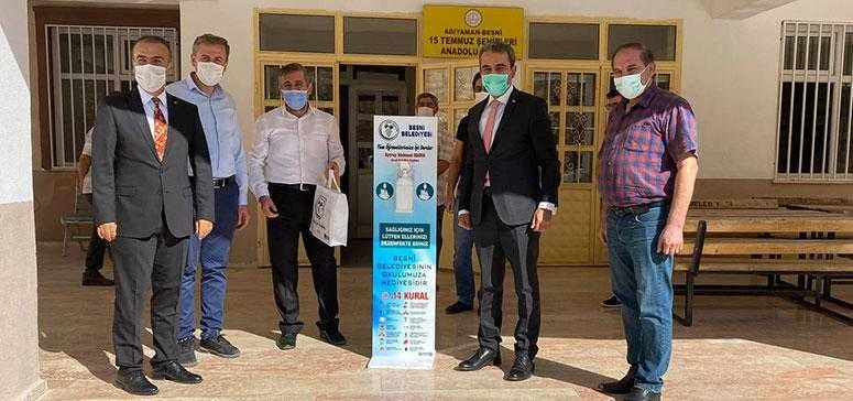 Besni Belediyesinden okullara dezenfektan standı