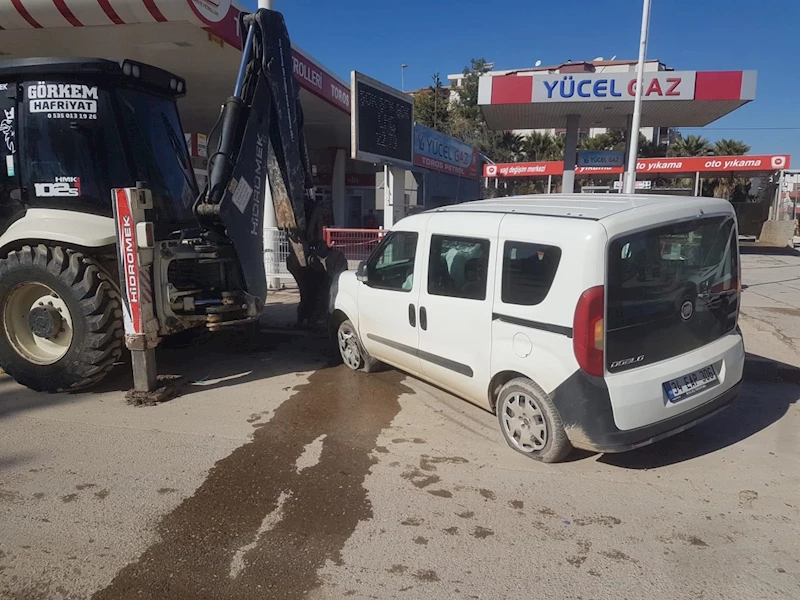Adıyaman’da hafif ticari araç park halindeki iş makinesine çarptı: 2 yaralı