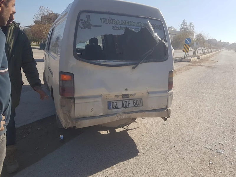 Minibüse çarpan motosikletli camdan minibüse girdi 
