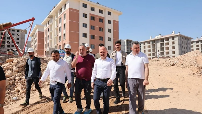Vali Varol yapımı devam eden kalıcı konutları inceledi 