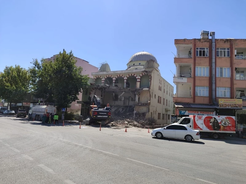 Depremde zarar gören Caminin yıkımına başlandı