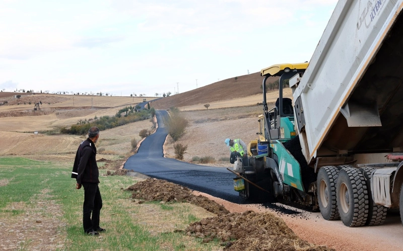 Adıyaman’da köy yollarında ilk kez sıcak asfalt dönemi 