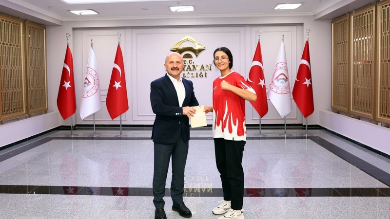 Vali Varol dünya ikincisi Adıyamanlı sporcuyu ağırladı