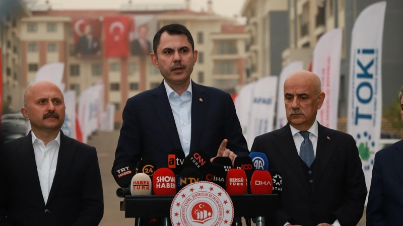 Bakan Kurum Adıyaman’da CHP’ye yüklendi: ‘Yolsuzluğa para buluyorlar ama deprem bölgesinde çakılı çivileri yok’  - Videolu Haber