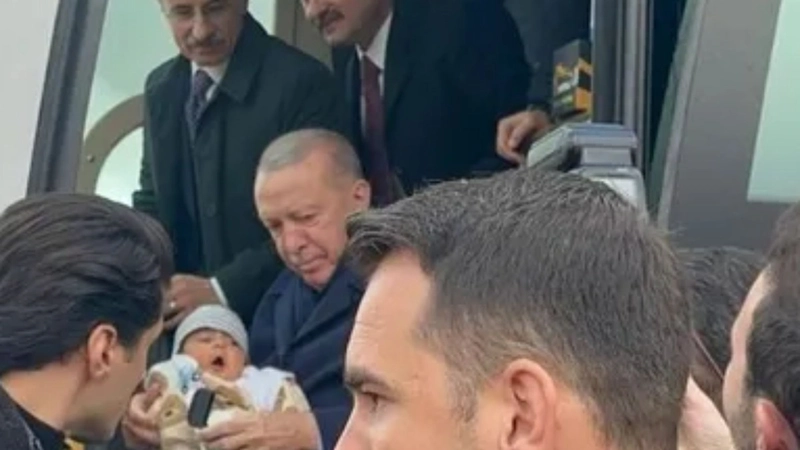 Cumhurbaşkanı Erdoğan Adıyaman’da 4 aylık bebeği fark edince konvoyu durdurdu 