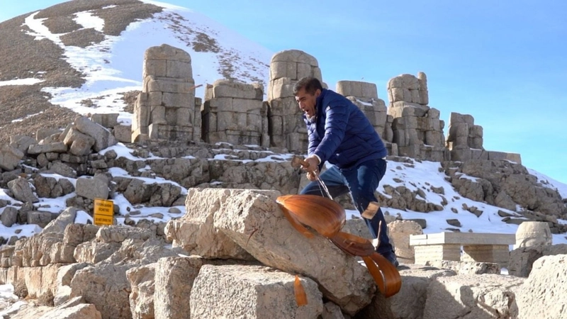 Sanatçı Aydın Aydın’dan ‘yapay zeka’ protestosu: Nemrut Dağı’nda bağlamasını parçaladı  - Videolu Haber