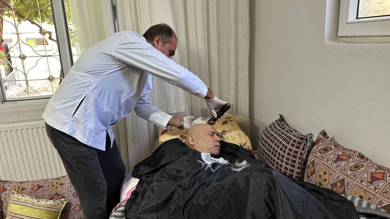 Engelli eşi için verilen evde bakım hizmeti, kadını gözyaşlarına boğdu  - Videolu Haber