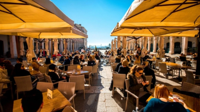 Kafe ve restoranlarda zorunlu masa ücreti yasaklandı 