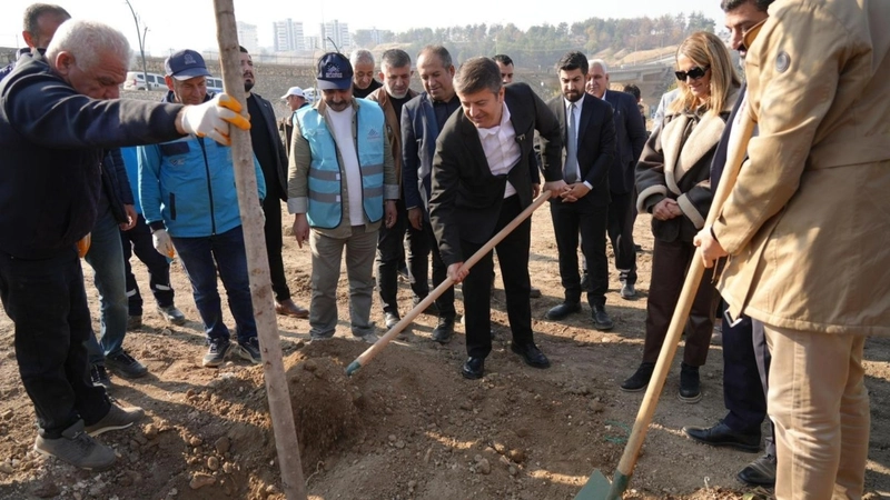 Adıyaman Belediyesi, Adıyaman’ın il oluşunun 71. yılında 71 fidanı toprakla buluşturdu  - Videolu Haber