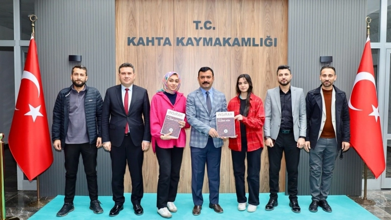 Kahta’da İnşirah Dergisi Kaymakam Soysal’a takdim edildi 