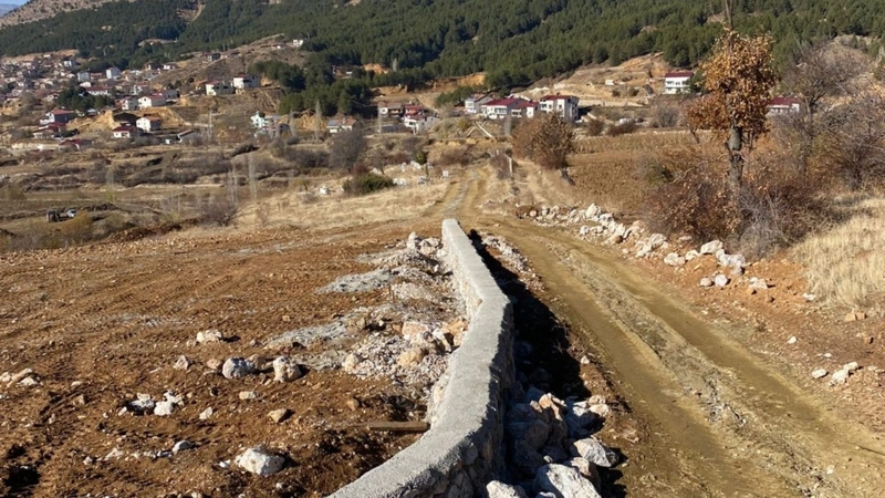 Çelikhan’da Yeşil Vadi Mezarlığı güvence altına alındı: İstinat duvarı tamamlandı 