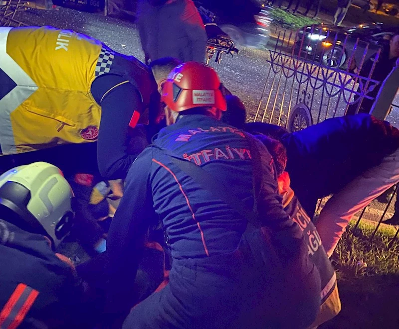 Aydınlatma direğine çarpan otomobildeki 4 kişi yaralandı