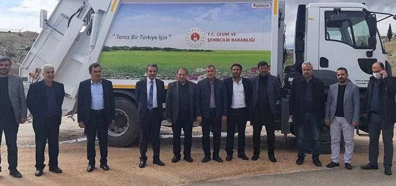 Besni Belediyesine çöp kamyonu hibe edildi