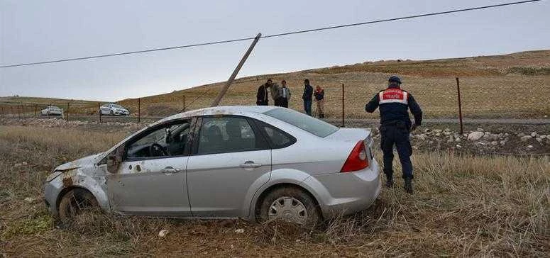 Otomobil telefon direğine çarpıp tarlaya uçtu