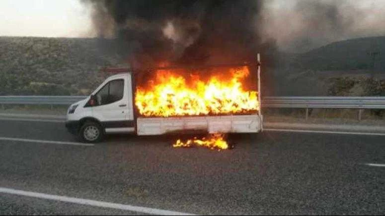 Seyir Halindeki Ayakkabı Yüklü Kamyonet Alev Aldı